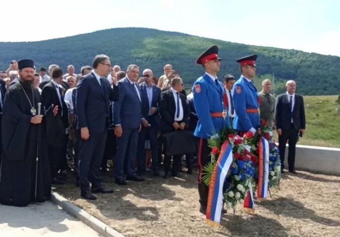 Vučić i Dodik odali počast stradalima na Petrovačkoj cesti