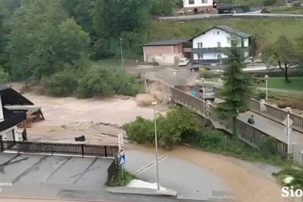 DRAMATIČNI SNIMAK: Most u Sloveniji se urušio, auto stao u zadnji tren