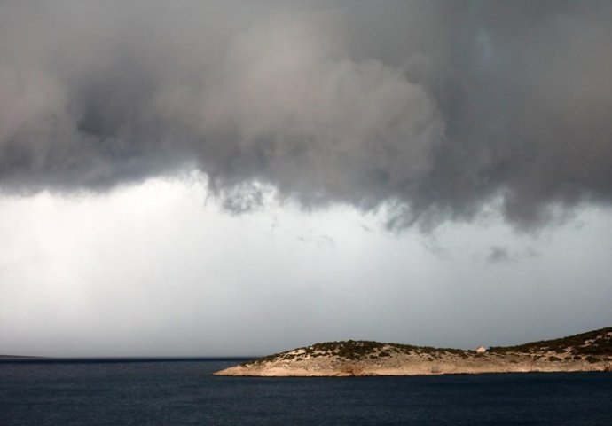 Ovako je izgledalo nebo iznad Cresa prije dolaska olujnog nevremena: IZDATO CRVENO UPOZORENJE