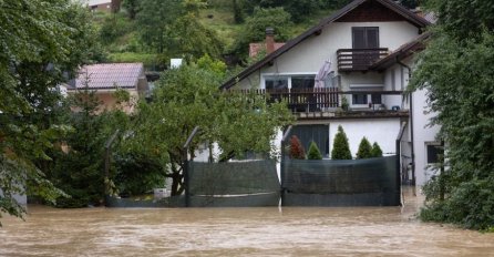 NEVRIJEME ČINI SVOJE: Pogledajte kako izgleda most nakon poplava u Sloveniji, potpuno se odvojio od obale (FOTO)