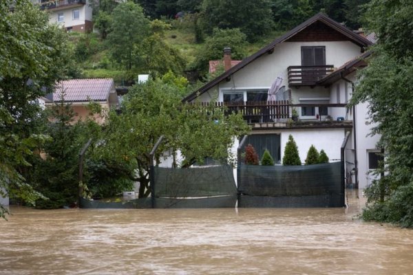 NEVRIJEME ČINI SVOJE: Pogledajte kako izgleda most nakon poplava u Sloveniji, potpuno se odvojio od obale (FOTO)