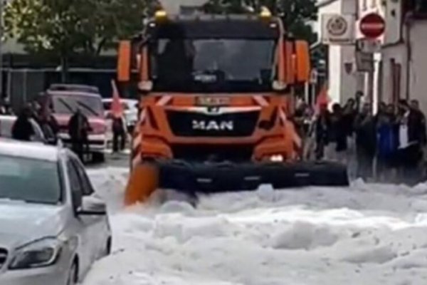 NEVJEROVATNI SNIMCI NEVREMENA U NJEMAČKOJ, GRTALICE SKLANJALE LED: Palo toliko grada da su ga morali ukljanati: SNIJEŽNA MEĆAVA KAKVA PRILIČI JANUARU (VIDEO)