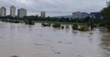 DRAMATIČNO! SAVA PRAVI HAOS U SLOVENIJI I HRVATSKOJ: Nabujala rijeka se izlila iz korita, NAJKRITIČNIJE večeras! (VIDEO, FOTO)