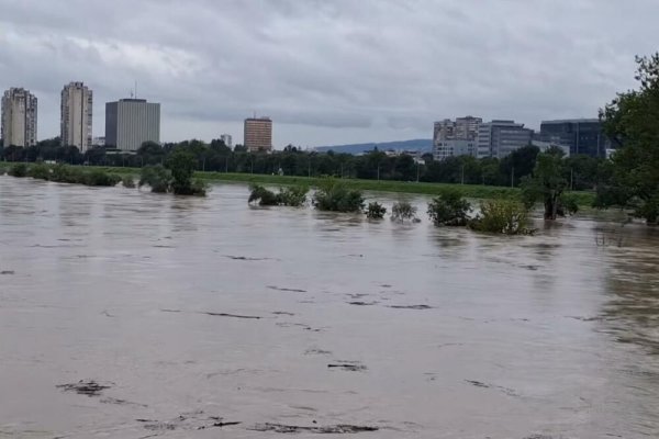 DRAMATIČNO! SAVA PRAVI HAOS U SLOVENIJI I HRVATSKOJ: Nabujala rijeka se izlila iz korita, NAJKRITIČNIJE večeras! (VIDEO, FOTO)