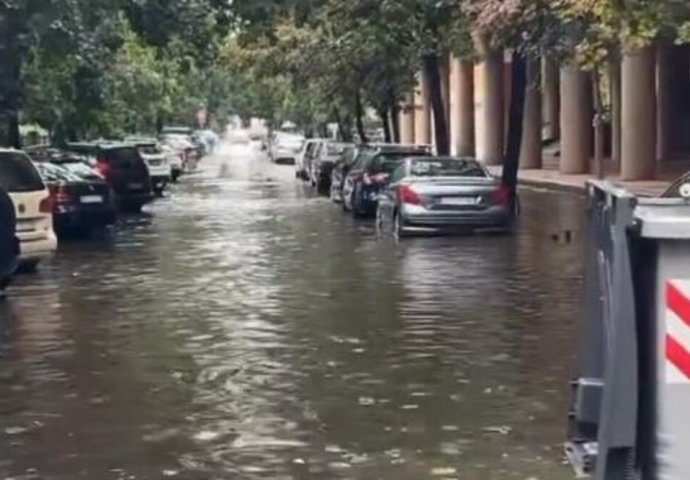 CENTAR BEOGRADA NEPREPOZNATLJIV NAKON OLUJE: Formiralo se jezero, TUKAO GRAD! Prijestonica poplavljena za manje od POLA SATA (VIDEO)