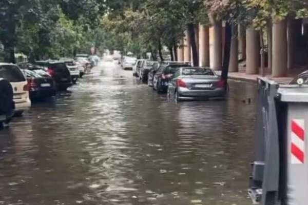 CENTAR BEOGRADA NEPREPOZNATLJIV NAKON OLUJE: Formiralo se jezero, TUKAO GRAD! Prijestonica poplavljena za manje od POLA SATA (VIDEO)