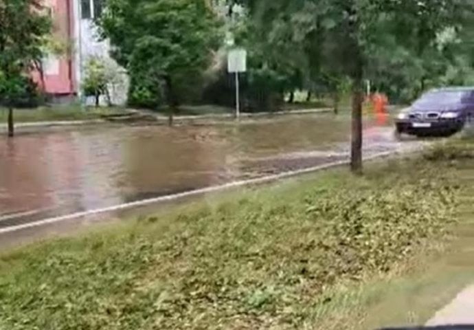 KAKVA HAOTIČNA SITUACIJA, OVA ULICA U BEOGRADU JE SKROZ POD VODOM! Ljudi se hvataju za glave, ne znaju kud da idu! APOKALIPTIČNE SCENE (VIDEO)