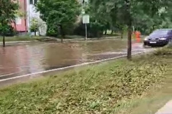 KAKVA HAOTIČNA SITUACIJA, OVA ULICA U BEOGRADU JE SKROZ POD VODOM! Ljudi se hvataju za glave, ne znaju kud da idu! APOKALIPTIČNE SCENE (VIDEO)