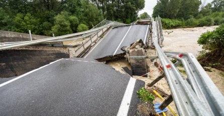 APOKALIPTIČNE SLIKE IZ SLOVENIJE: Uništeni mostovi, sela pod vodom, automobili u blatu...