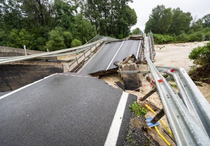 APOKALIPTIČNE SLIKE IZ SLOVENIJE: Uništeni mostovi, sela pod vodom, automobili u blatu...