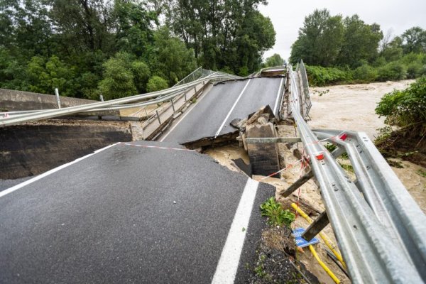 APOKALIPTIČNE SLIKE IZ SLOVENIJE: Uništeni mostovi, sela pod vodom, automobili u blatu…