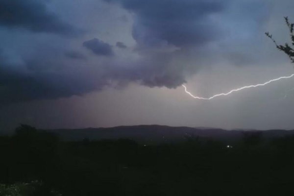 KAKAV ZLOSLUTNI OBLAK! "BOŽE ŠTA JE OVO, KATABAZA": Podilazi jeza od slike snimljene pred oluju u Sokobanji (FOTO)