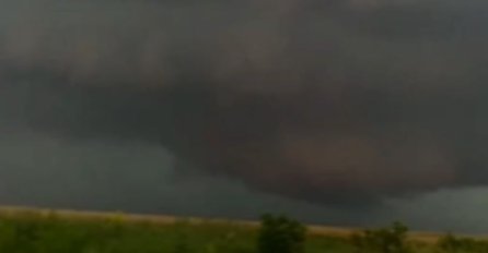 OLUJA UMALO PREŠLA U TORNADO: Nestvarna scena snimljena u Banatu, evo kada se ovakva pojava može dogoditi