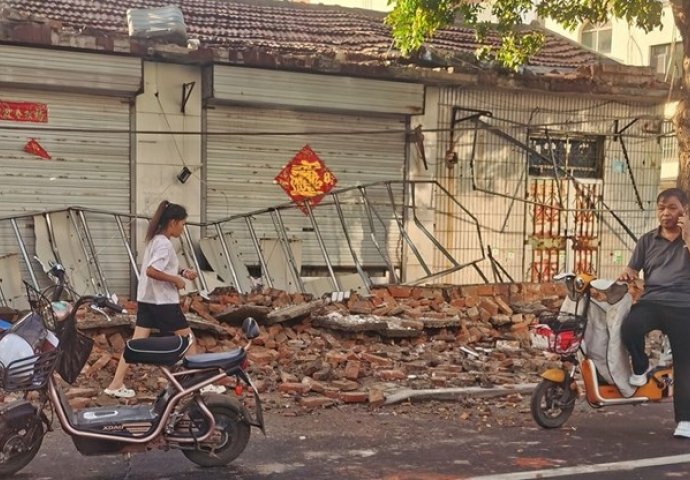 Potres magnitude 5.5 pogodio Kinu: Povrijeđena 21 osoba, srušeno 126 zgrada