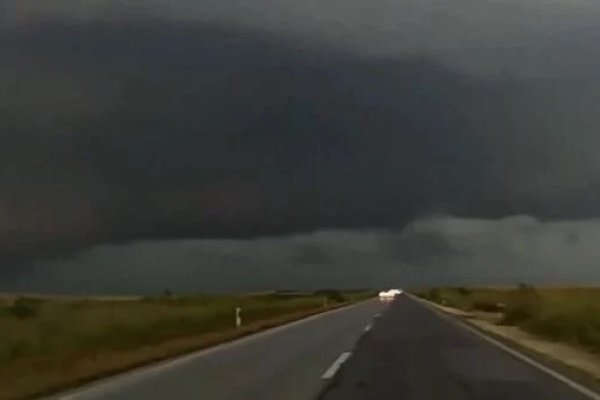 Snimljena nestvarna scena u Srbiji: Superćelijski oblak zamalo se pretvorio u tornado, DRAMATIČNO(VIDEO)