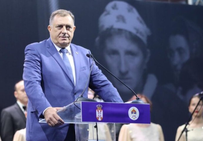 Dodik koristio fotografiju prognanih Bošnjaka tokom govora o Oluji u Prijedoru