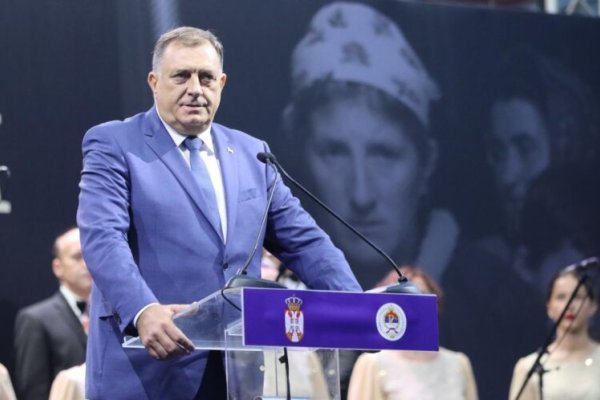 Dodik koristio fotografiju prognanih Bošnjaka tokom govora o Oluji u Prijedoru