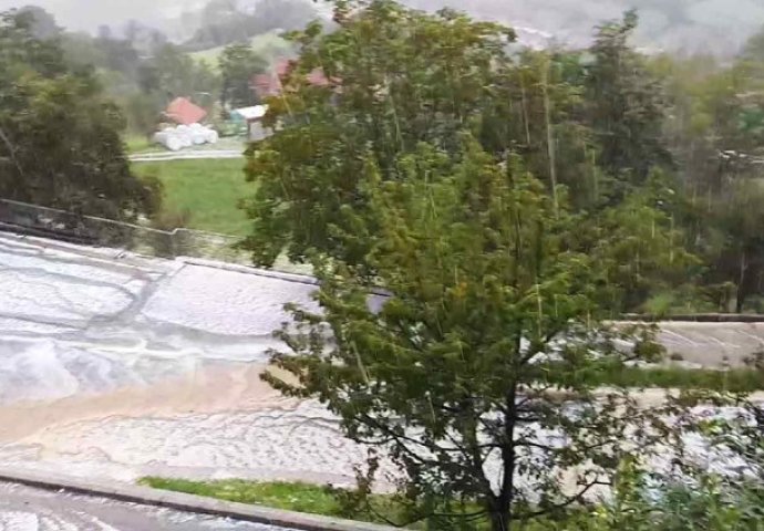 OLUJNA ĆELIJA U SLOVENIJI, novo nevrijeme udarilo, EVO PREMA KUD SE KREĆE: Sve se zabijelilo od grada (VIDEO)