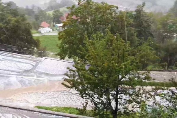 OLUJNA ĆELIJA U SLOVENIJI, novo nevrijeme udarilo, EVO PREMA KUD SE KREĆE: Sve se zabijelilo od grada (VIDEO)