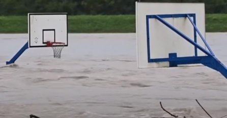 APOKALIPTIČNI PRIZORI NABUJALE SAVE: Građani pomažu u odbrani od poplava (VIDEO)