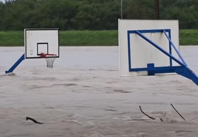 APOKALIPTIČNI PRIZORI NABUJALE SAVE: Građani pomažu u odbrani od poplava (VIDEO)