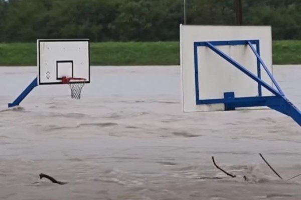 APOKALIPTIČNI PRIZORI NABUJALE SAVE: Građani pomažu u odbrani od poplava (VIDEO)