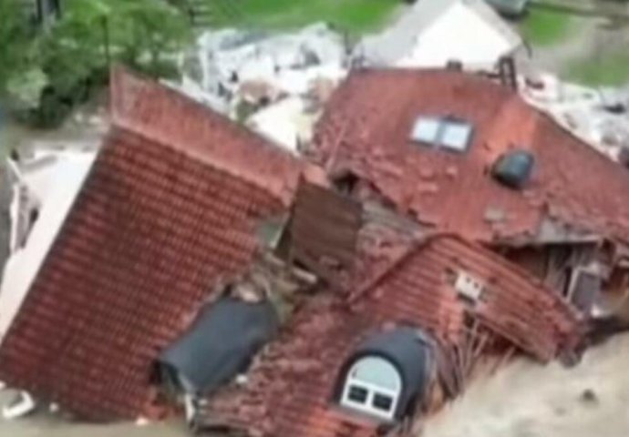 NAJPOTRESNIJI SNIMAK POPLAVA IZ SLOVENIJE: Bujica sravnila kuću sa zemljom, iznad vode ostali samo cigla i prozori! TUGA! (VIDEO)