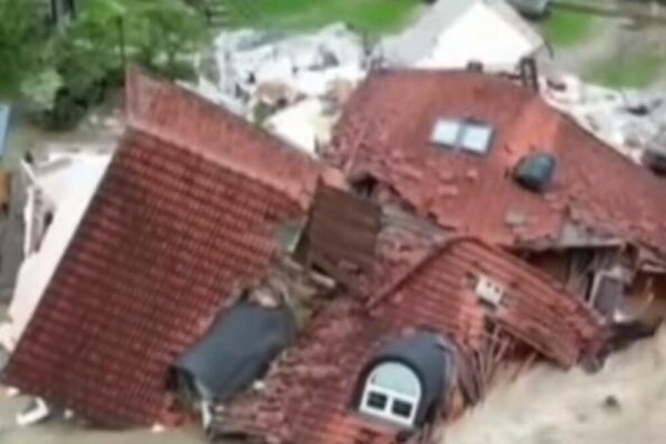 NAJPOTRESNIJI SNIMAK POPLAVA IZ SLOVENIJE: Bujica sravnila kuću sa zemljom, iznad vode ostali samo cigla i prozori! TUGA! (VIDEO)