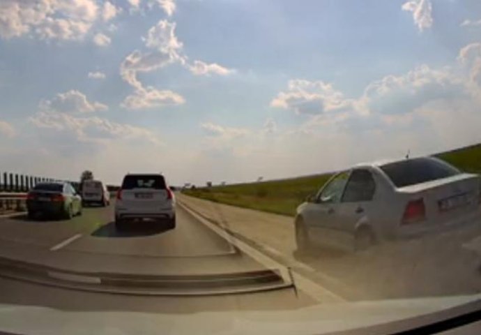 STIGLA GA JE KARMA: Pogledajte šta se desilo vozaču koji je preticao vozeći zaustavnom trakom (VIDEO)