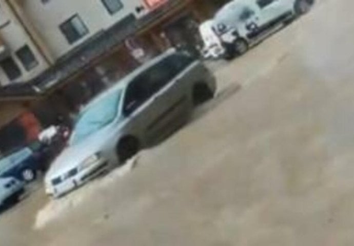 ZLATIBOR SE ZABIJELIO USRED LJETA, A ONDA POPLAVA! Snažno nevrijeme pogodilo planinu, bujice teku ulicama, POGLEDAJTE OVAJ HAOS (VIDEO)