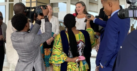 ECOWAS će u četvrtak održati summit po pitanju što učiniti s Nigerom čija je vojna hunta prkosno odbila njihov ultimatum, u glavni grad Nigera stigla zamjenica američkog državnog tajnika Victoria Nuland