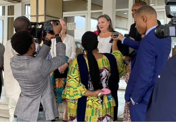 ECOWAS će u četvrtak održati summit po pitanju što učiniti s Nigerom čija je vojna hunta prkosno odbila njihov ultimatum, u glavni grad Nigera stigla zamjenica američkog državnog tajnika Victoria Nuland