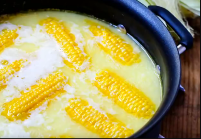 KAKO DA SKUHATE KUKURUZ ZA BUKVALNO 10 MINUTA: Trik koji ne znaju ni profi kuhari - potrebna su samo 2 sastojka