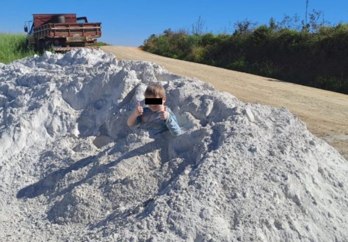 POSLJEDNJA FOTOGRAFIJA dječaka (7) koji je uskočio u krečnjački prah: Nasmiješio se i podigao palac, par minuta kasnije je preminuo