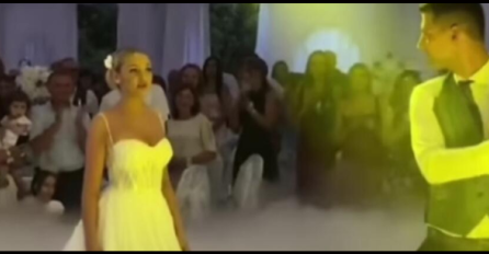 POČEO PRVI PLES, A MUZIKA STALA, MLADOŽENJA OSTAVIO MLADU: Gosti u nevjerici skočili sa stolica, ovo niko nije očekivao! (VIDEO)