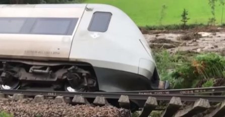 EVO U KOJE SVE DIJELOVE EVROPE STIŽE VREMENSKI HAOS: Putevi pod vodom, talasi od osam metara, vozovi iskaču iz šina, drveće pada na prolaznike... (VIDEO)