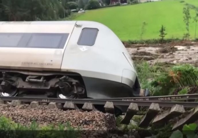 EVO U KOJE SVE DIJELOVE EVROPE STIŽE VREMENSKI HAOS: Putevi pod vodom, talasi od osam metara, vozovi iskaču iz šina, drveće pada na prolaznike... (VIDEO)