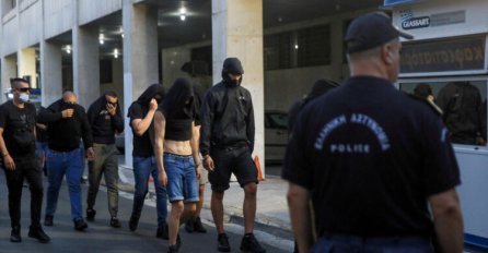 Pojavile se slike hapšenja u Atini: Huligani krili lice, policija ih vezala