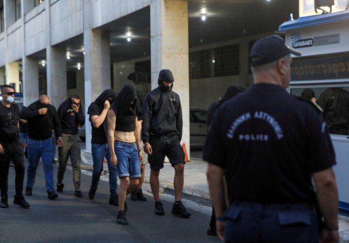 Pojavile se slike hapšenja u Atini: Huligani krili lice, policija ih vezala