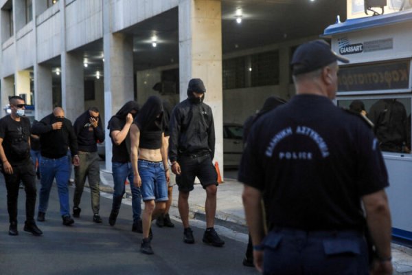 Pojavile se slike hapšenja u Atini: Huligani krili lice, policija ih vezala