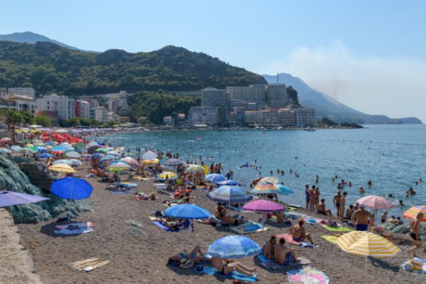 Sretna porodica podijelila lijepe vijesti na plaži u Crnoj Gori: LJUDI IH NAPALI IZ RAZLOGA KOJI NISU MOGLI NI DA ZAMISLE