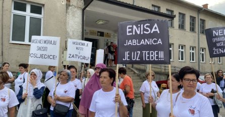 Počelo okupljanje građana u Jablanici: “Enisa, uz tebe smo. Nasilnici u zatvor”