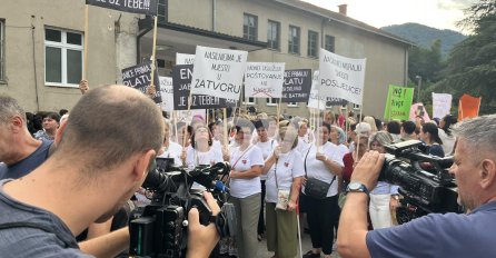 STOTINE LJUDI U JABLANICI NA PROTESTU PODRŠKE PRETUČENOJ ENISI KLEPO: Stigao i Muriz Memić, poručeno da nasilnici moraju snositi posljedice