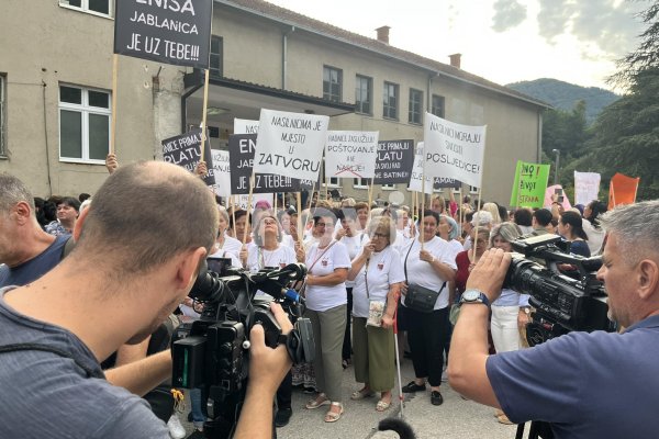 STOTINE LJUDI U JABLANICI NA PROTESTU PODRŠKE PRETUČENOJ ENISI KLEPO: Stigao i Muriz Memić, poručeno da nasilnici moraju snositi posljedice