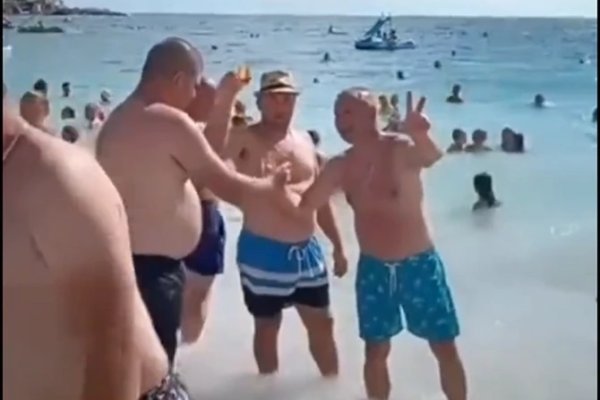 PRIZOR SA CRNOGORSKE PLAŽE zbog kog BUKTI RAT na internetu: "Ovi LJETUJU ZA 10 EURA PO DANU, i pivo su iz Srbije ponijeli"! Da li je ovo LEGITIMNO PONAŠANJE ili pretjeruju, šta kažete?