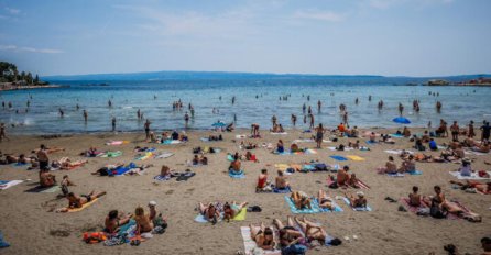 OVO JE RAZLOG ZAŠTO TURISTI U HRVATSKOJ NOSE SIRĆE NA PLAŽU: Šokiraćete se kad čujete ono ih spašava