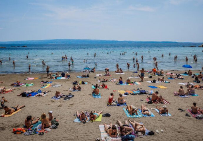 OVO JE RAZLOG ZAŠTO TURISTI U HRVATSKOJ NOSE SIRĆE NA PLAŽU: Šokiraćete se kad čujete ono ih spašava