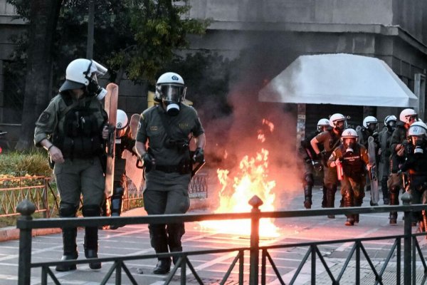 ATINA GORI! NAVIJAČI AEK-A KRENULI U OSVETU: Demoliran lokal koji pripada jednom od uhapšenih za ubistvo Mihalisa