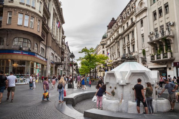 ŠOK PRIZOR U BEOGRADU! Djevojka šeta ulicom KAO OD MAJKE ROĐENA, ljudi bijesni: "Kako te nije sramota, DJECA TE GLEDAJU" (FOTO)