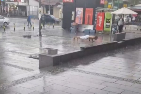 KIŠA LIJE, ON RADI SKLEKOVE NA SRED ULICE: Beograđanin šokirao prolaznike tokom pljuska, POGLEDAJTE VIDEO